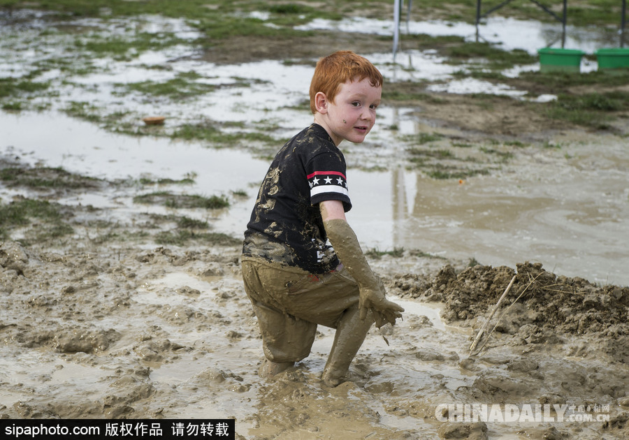 熊孩子的泥巴大戰 新西蘭兒童變“泥娃”