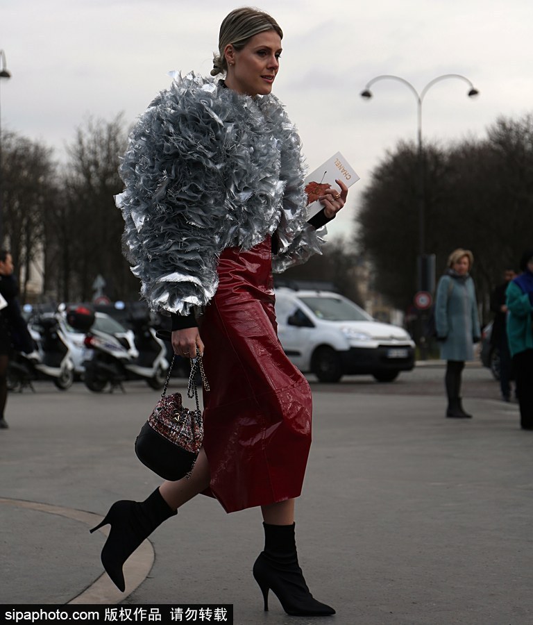 塑料皮草？時尚博主蘇菲·瓦爾基里現(xiàn)身街頭