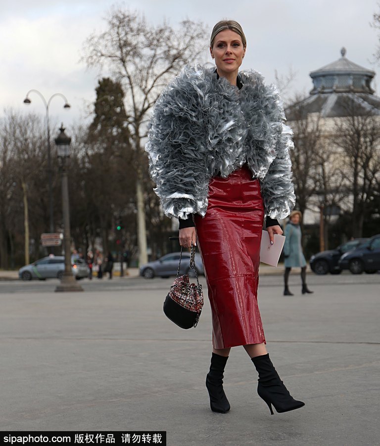 塑料皮草？時尚博主蘇菲·瓦爾基里現身街頭