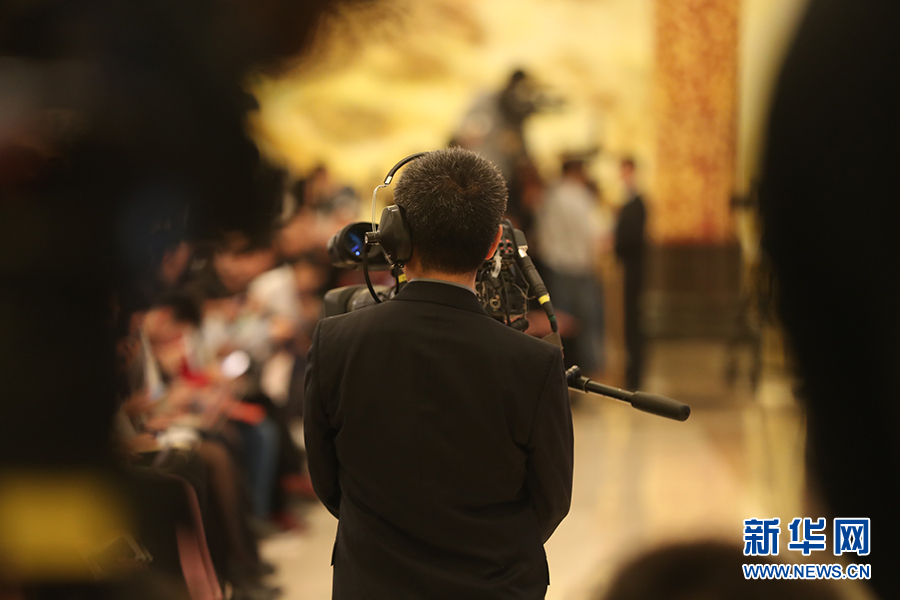 記者在現(xiàn)場拍攝