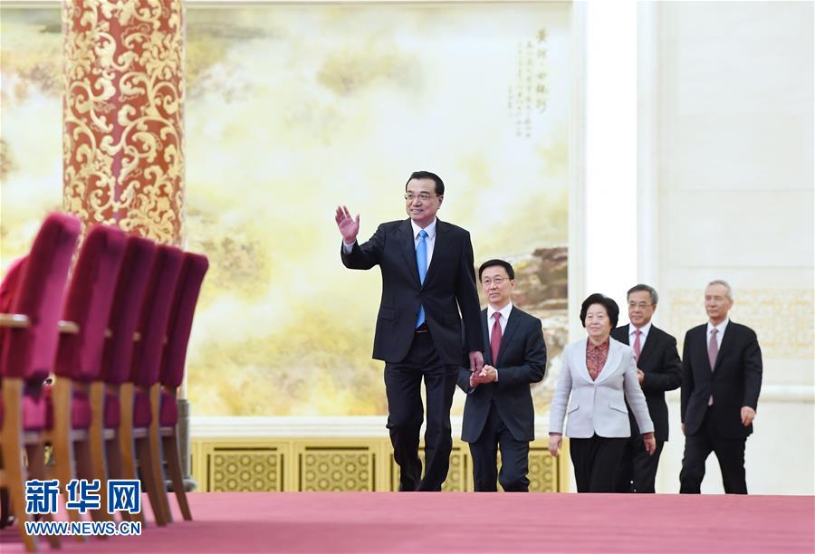 李克強(qiáng):運(yùn)用多種制度不讓“一個人患大病,全家都倒下”