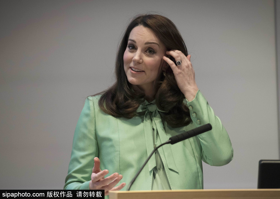 凱特王妃挺孕肚出席研討會 笑容甜美氣質優雅