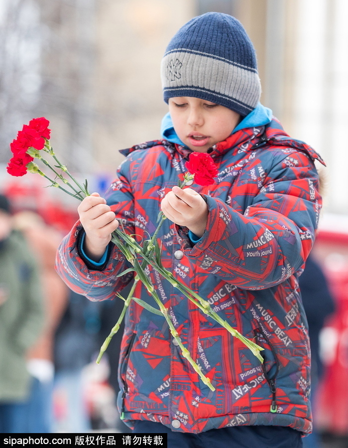 俄羅斯購物中心大火已致53人死亡 民眾街頭獻(xiàn)花悼念遇難者