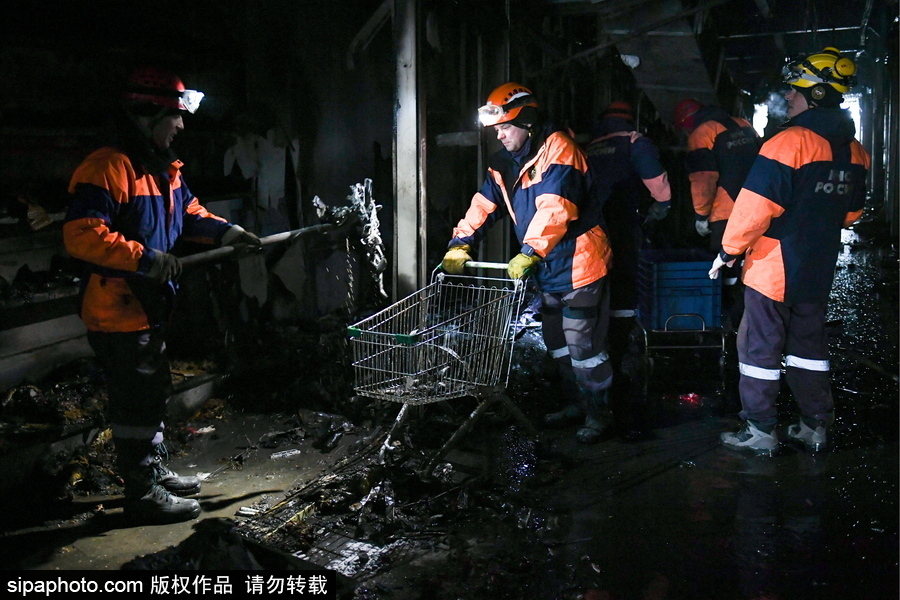 俄羅斯失火購物中心內(nèi)部 曾經(jīng)繁華商場一片廢墟