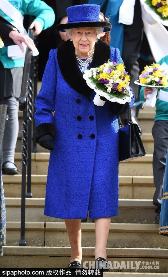 英國女王出席濯足節(jié)禱告儀式 寶藍色套裝手捧鮮花顯慈愛