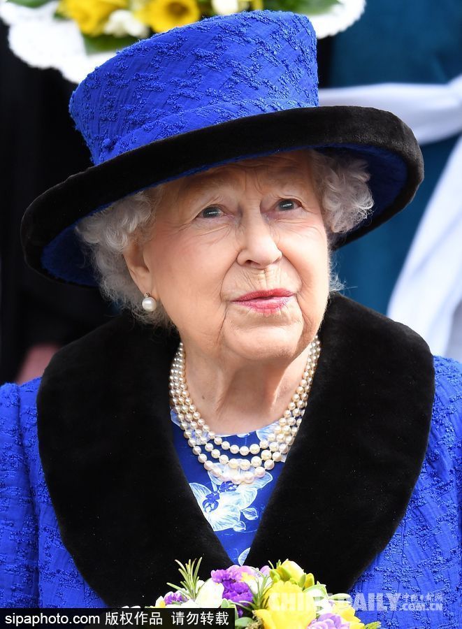 英國女王出席濯足節禱告儀式 寶藍色套裝手捧鮮花顯慈愛
