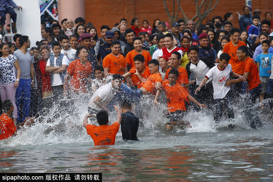 尼泊爾信徒水中嬉戲慶祝節日 尋找女神丟失的飾品