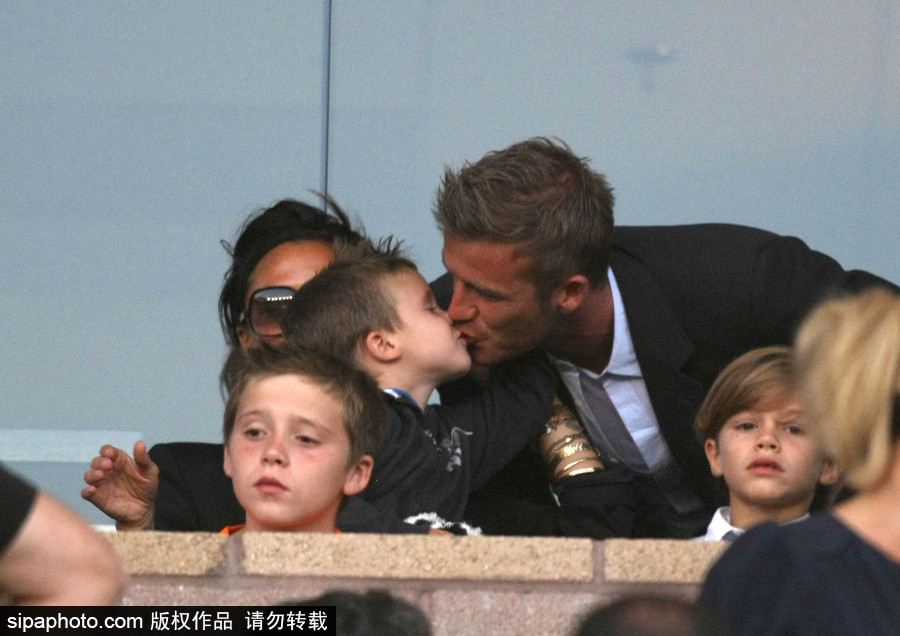 親吻狂魔貝克漢姆！除了小七 兒子們也逃不過