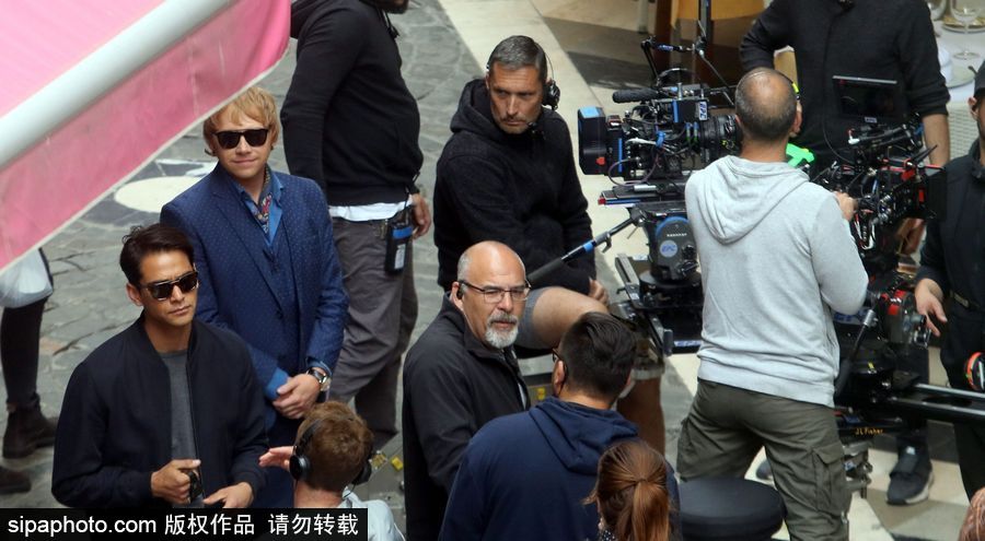 《哈利波特》“羅恩”魯伯特·格林特現身紐約拍攝片場