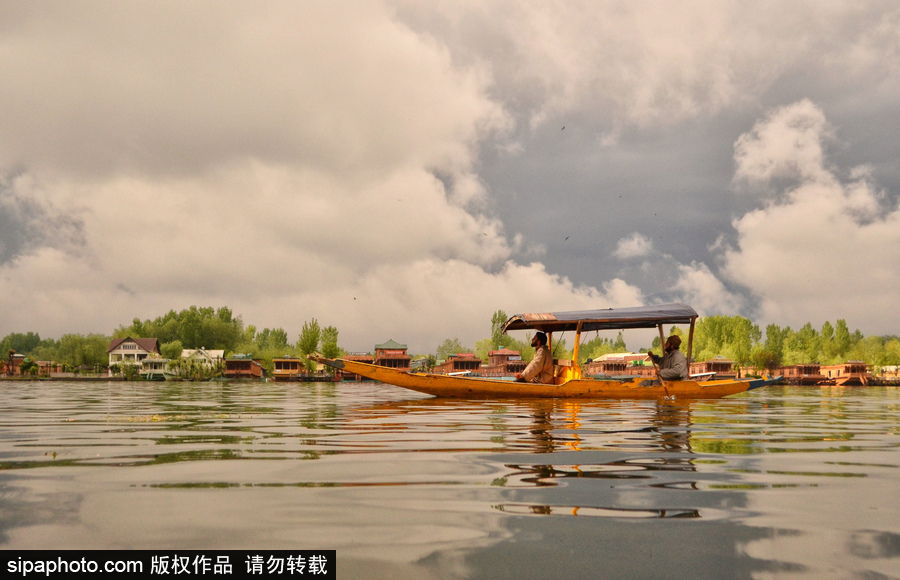 恍若置身江南煙雨中！印度漁民雨中泛舟詩意綿綿