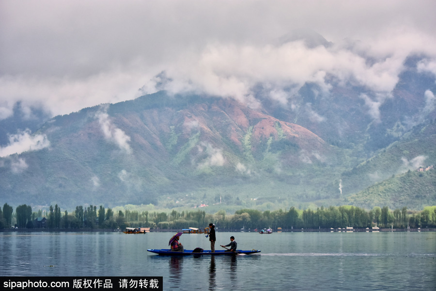 恍若置身江南煙雨中！印度漁民雨中泛舟詩意綿綿