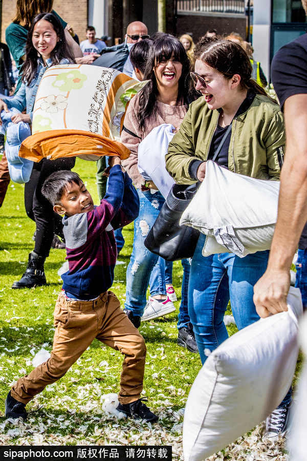 國際枕頭大戰日 荷蘭鹿特丹民眾街頭狂歡