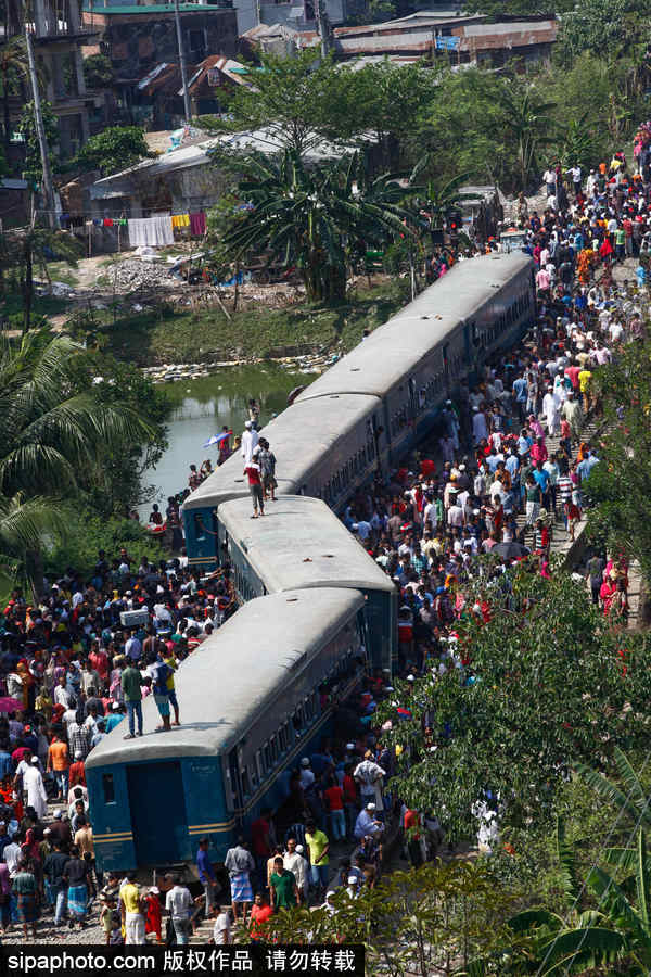 孟加拉國達卡郊區一輛火車脫軌 列車扭曲成“S”形