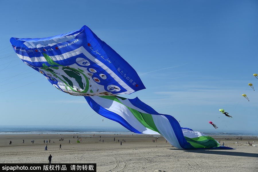 2018法國風(fēng)箏節(jié)開幕 世界上最大的風(fēng)箏放飛