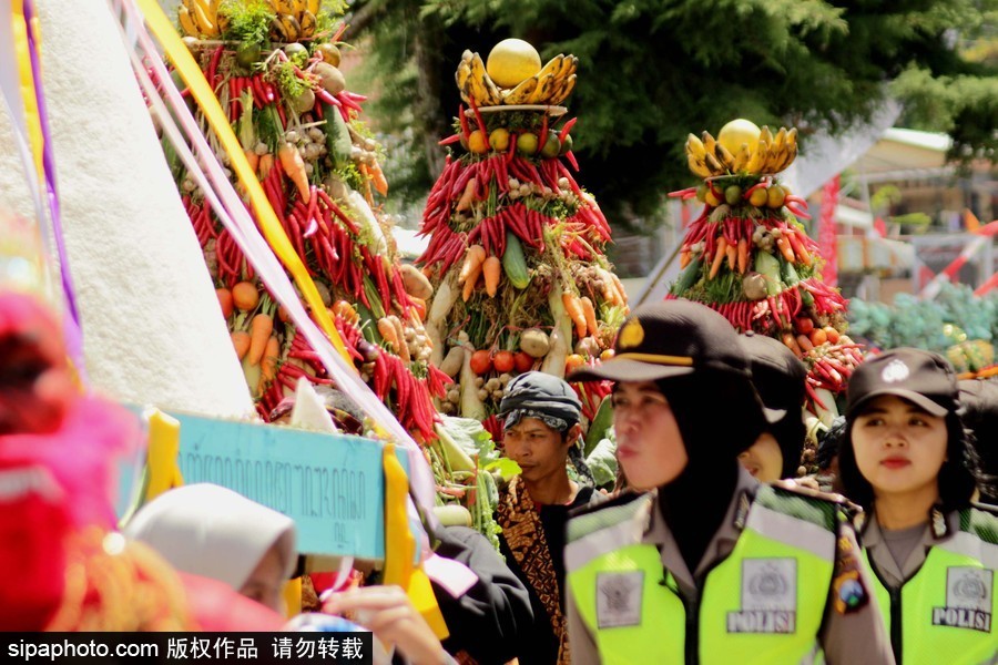 印尼茉莉芬文化游行 民眾身著傳統(tǒng)服飾地方特色濃郁