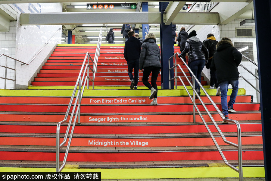 在美國地鐵遇見“大衛·鮑伊” 主題展覽回顧“搖滾變色龍”一生