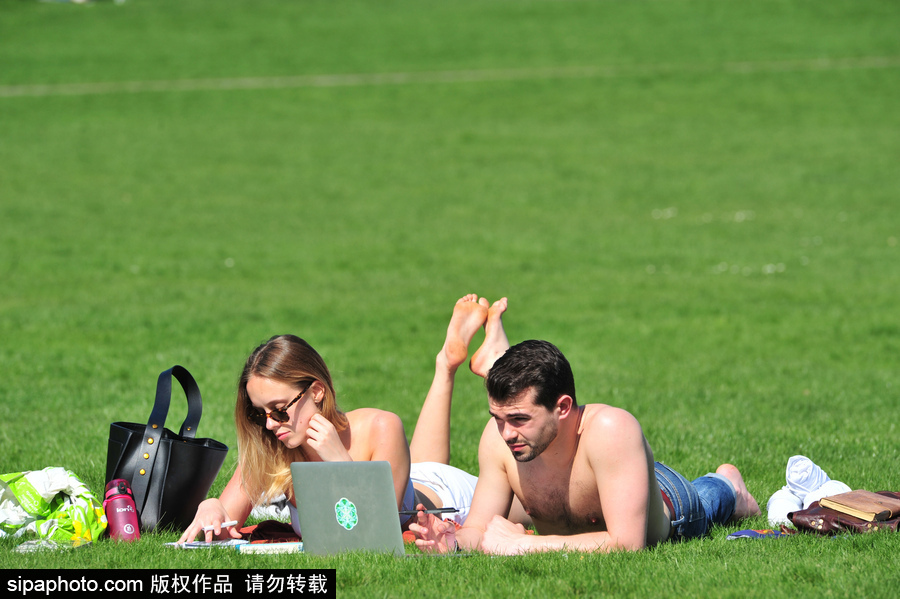 倫敦民眾樂(lè)享春日 扎堆公園草地享受日光浴