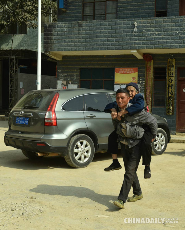 一條嬰兒背帶，背起濃濃的孝子情