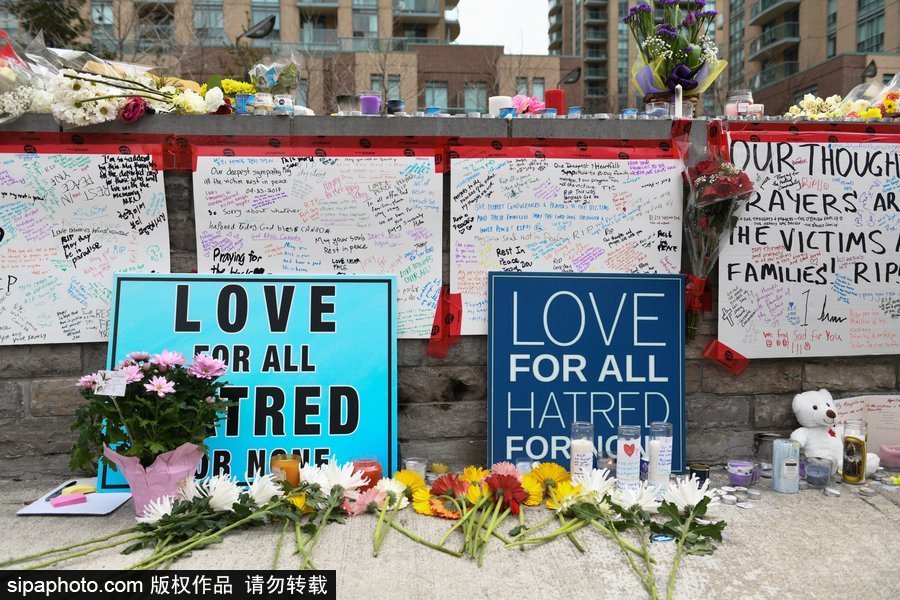 多倫多民眾聚集央街自發獻花 悼念貨車沖撞事故遇難者