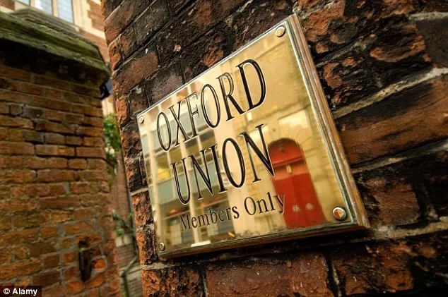 雙語新聞：牛津大學華裔美女辯手火了！到底是長得好還是說得好，網(wǎng)友們爭論很激烈啊