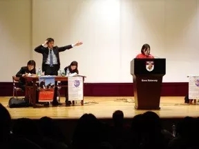 雙語新聞：牛津大學華裔美女辯手火了！到底是長得好還是說得好，網(wǎng)友們爭論很激烈啊