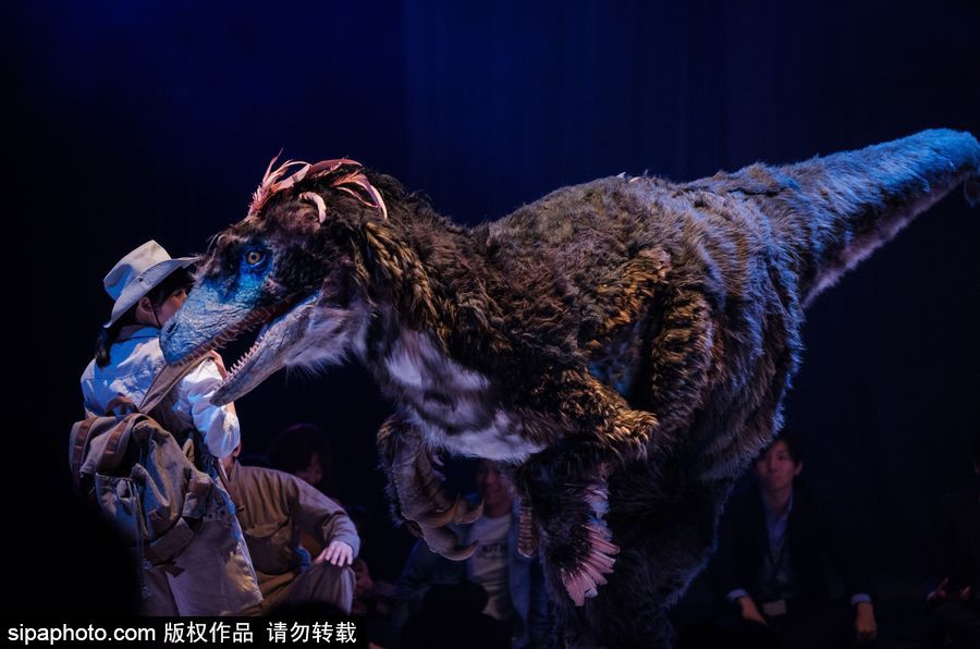 再現(xiàn)侏羅紀風云 日本東京“恐龍”現(xiàn)場表演場景震撼