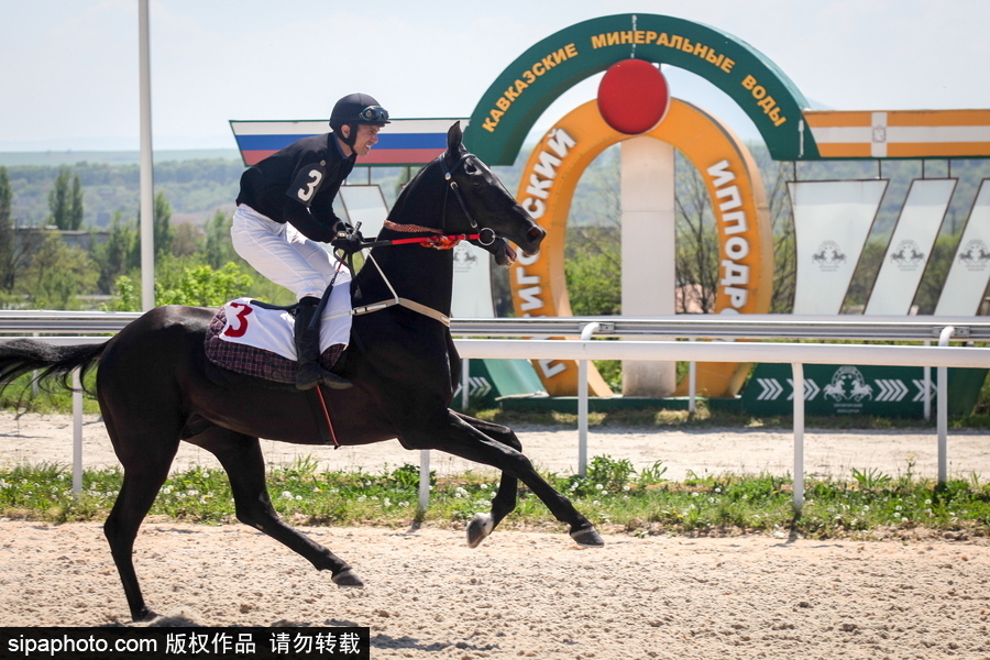 俄羅斯Pyatigorsk競技場 民眾縱馬馳騁享受休閑時光