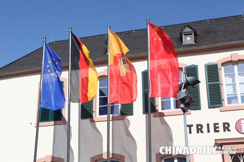 紀(jì)念馬克思誕辰200周年 中國雕塑家創(chuàng)作的銅像在德國特里爾揭幕