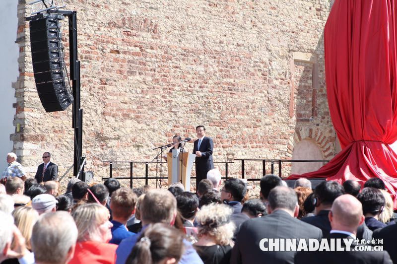 紀念馬克思誕辰200周年 中國雕塑家創作的銅像在德國特里爾揭幕