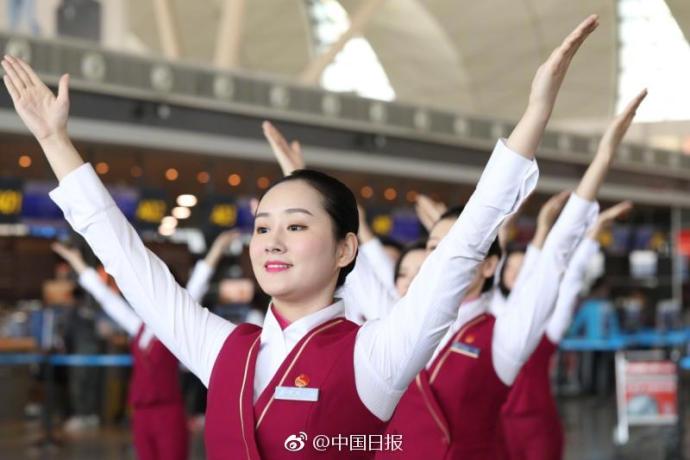 組圖：為青春點贊！空姐“快閃”致敬青年節