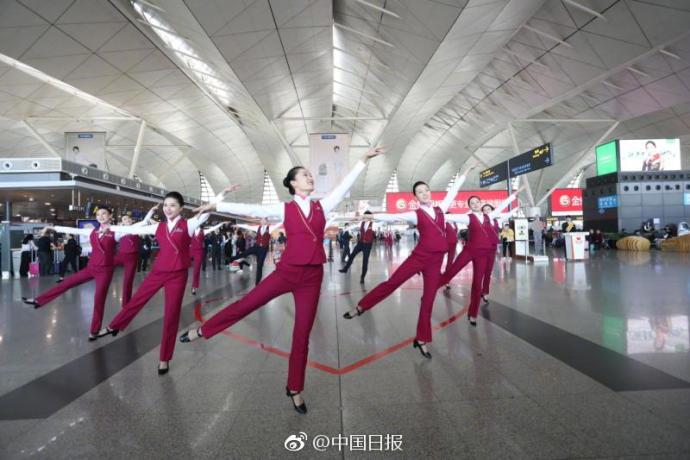 組圖：為青春點贊！空姐“快閃”致敬青年節