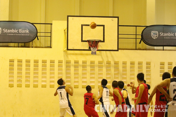 王學(xué)政參贊出席肯尼亞華人華僑籃球賽開(kāi)幕式并為比賽開(kāi)球