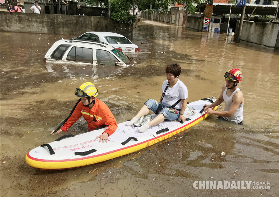 強(qiáng)降雨襲擊廈門 消防人員轉(zhuǎn)移被困群眾
