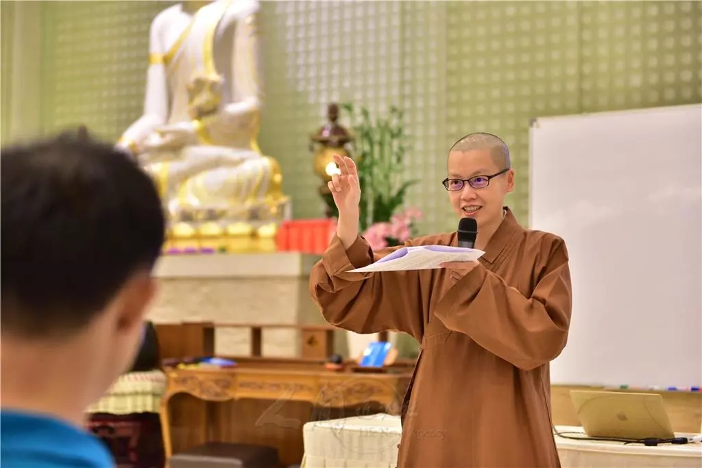 女僧人的超強英語口譯驚艷網友！這才是最正宗的佛系英文