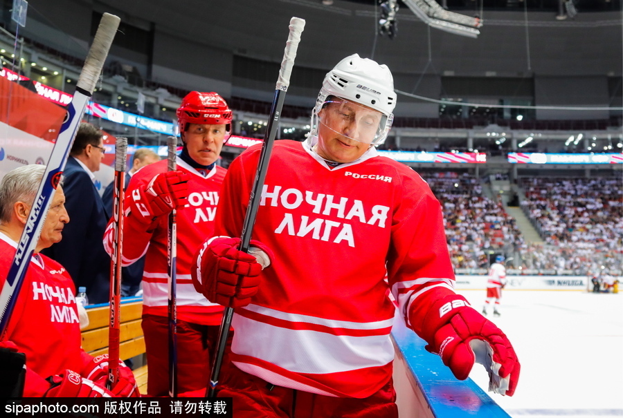 剛連任又來秀球技！ 普京上陣現身索契冰球賽場