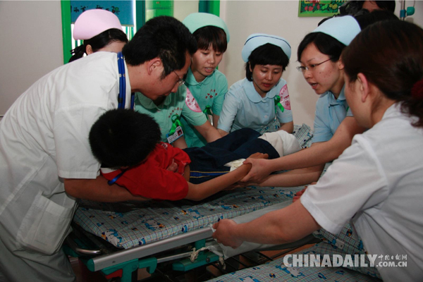 真情暖人心！汶川地震截肢少年闊別十年回湘探親