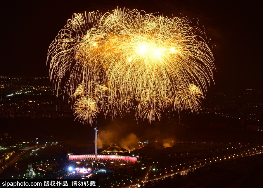 俄羅斯迎來(lái)勝利日 煙火表演點(diǎn)亮莫斯科夜空
