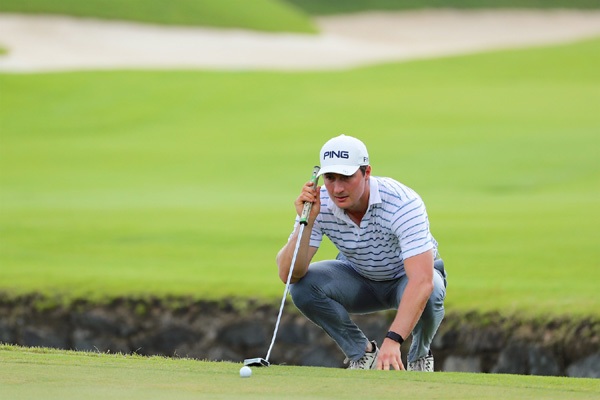 美巡系列賽-中國(guó)海口錦標(biāo)賽第二輪：美國(guó)球員薩克森領(lǐng)先1桿 14位中國(guó)球員晉級(jí)