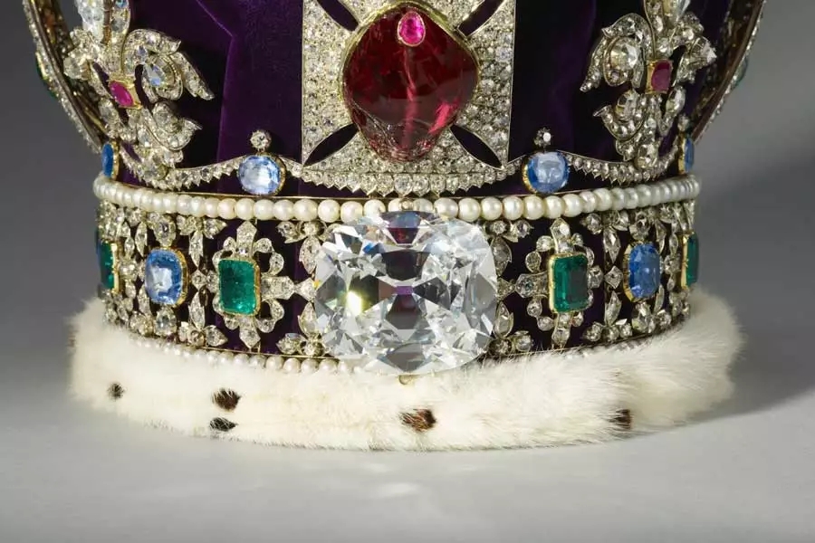 梅根鉆戒成“網紅”，哈里親手設計，致敬戴安娜，但和女王的鉆石庫里南比起來……