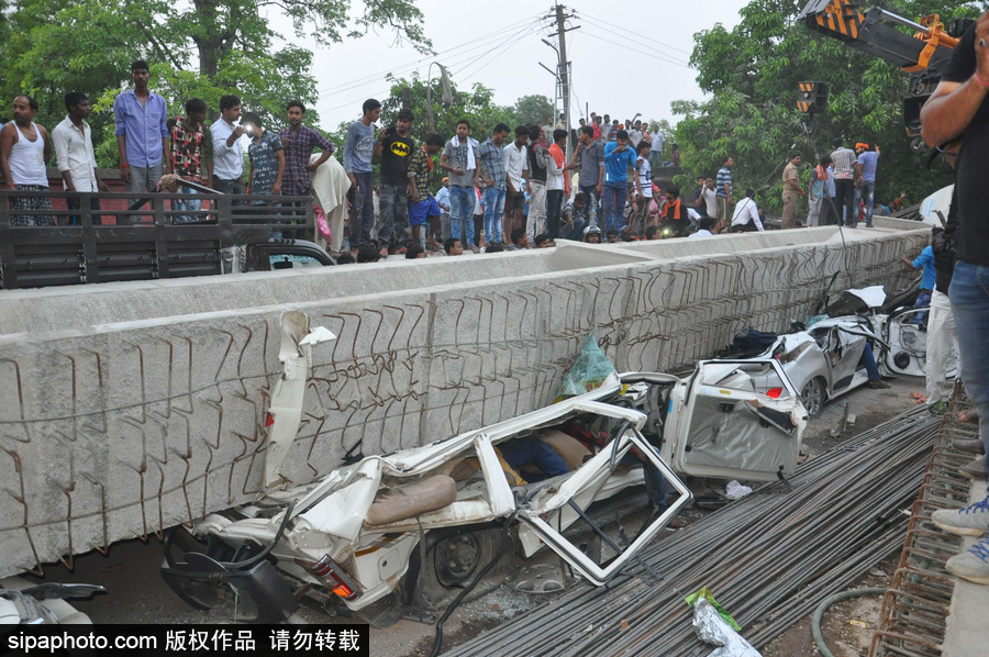 印度火車站一在建天橋倒塌 造成18人死亡數(shù)人被困
