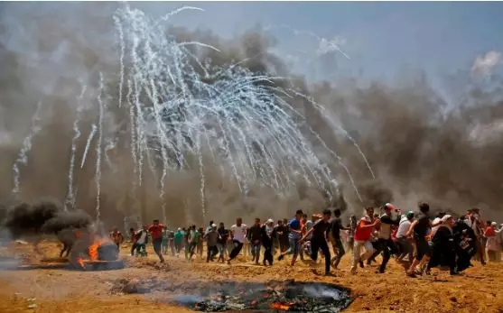 一邊是微笑自拍，一邊是槍林彈雨，美駐以使館遷館，這兩張照片火了！