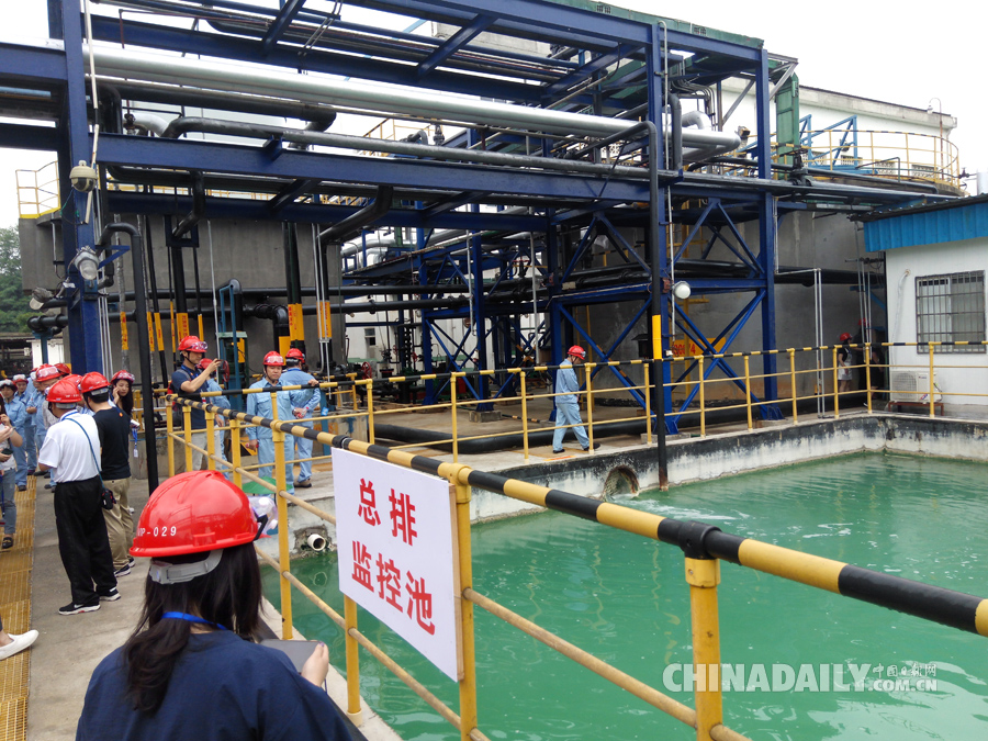 【美麗中國長江行】共舞長江經濟帶•生態篇”湖南站媒體團參觀中國石化催化劑有限公司長嶺分公司綜合車間