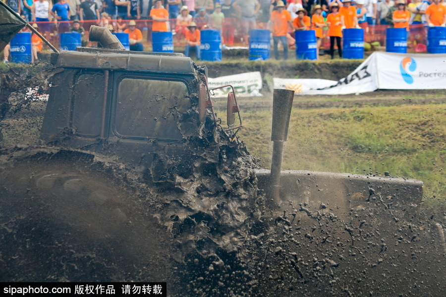俄羅斯舉辦拖拉機越野大賽 穿越泥坑驚險刺激