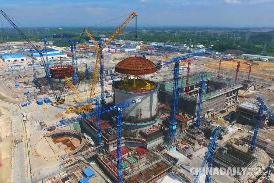 中國自主三代核電技術“華龍一號”吊裝穹頂