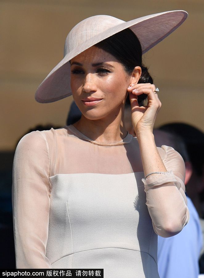 新婚后首現身！梅根王妃白裙名媛范貴氣十足