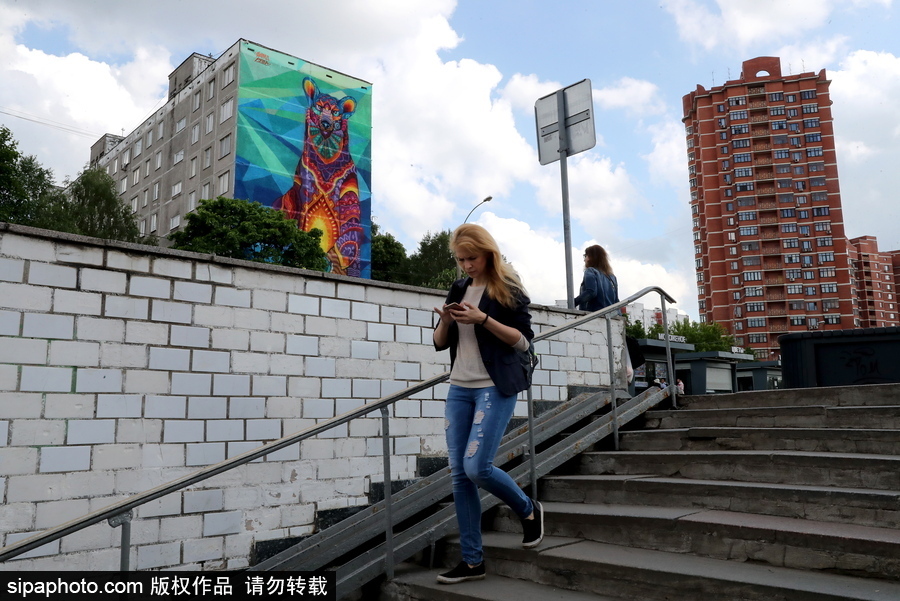 2018俄羅斯世界杯前瞻：30米高彩色熊涂鴉亮相莫斯科街頭