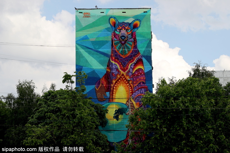2018俄羅斯世界杯前瞻：30米高彩色熊涂鴉亮相莫斯科街頭