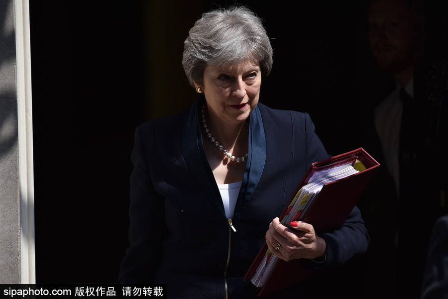 英國首相特麗莎·梅現身唐寧街 頭發在風中凌亂秒變“雞冠”