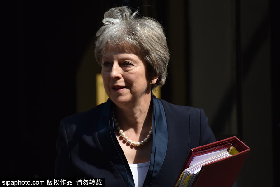英國首相特麗莎·梅現(xiàn)身唐寧街 頭發(fā)在風(fēng)中凌亂秒變“雞冠”