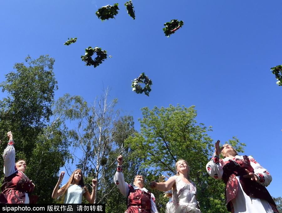 白俄羅斯民眾迎接五旬節 頭戴楓葉花冠慶祝